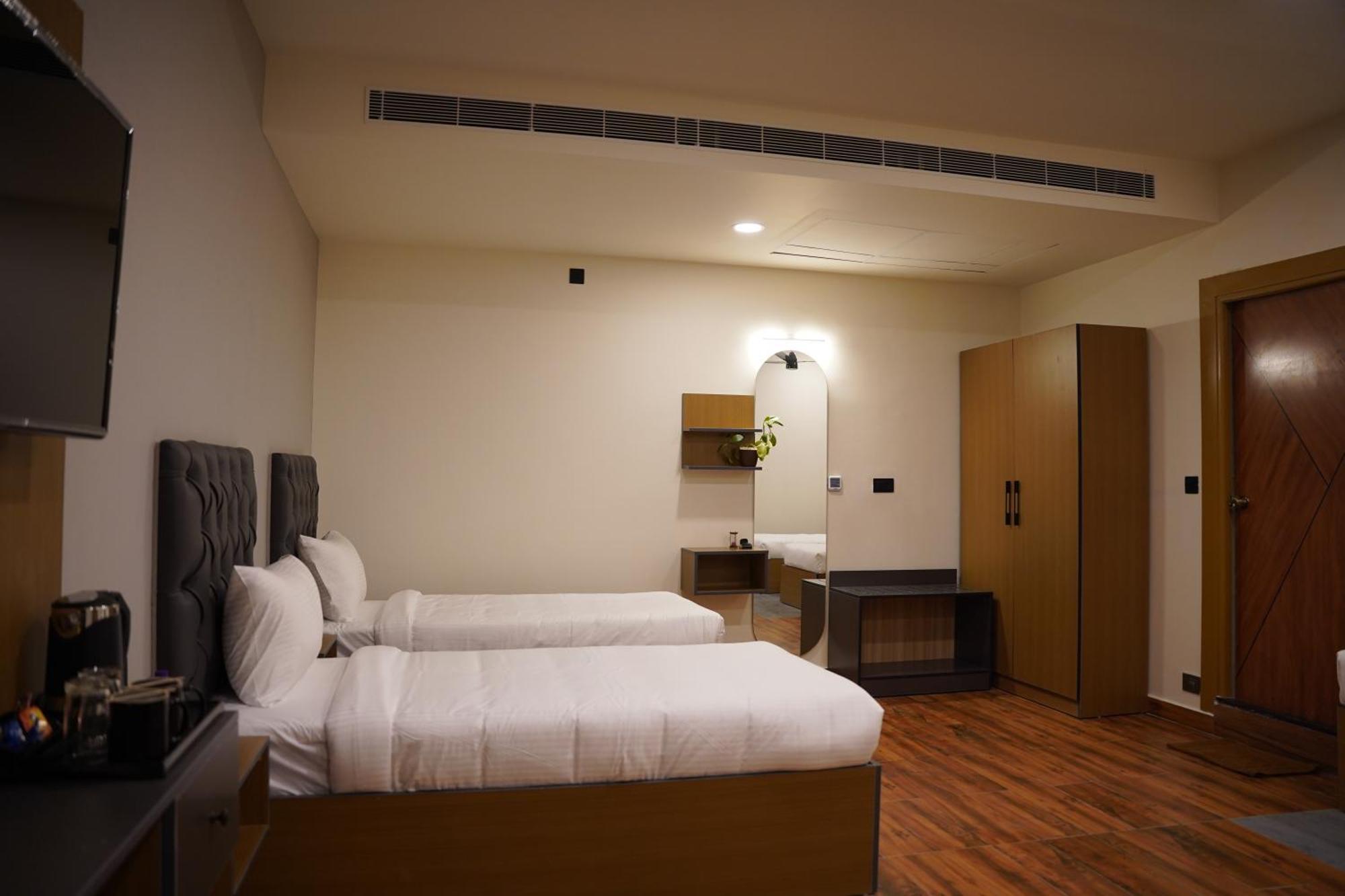 The Continental Inn & Suites Maisur Dış mekan fotoğraf