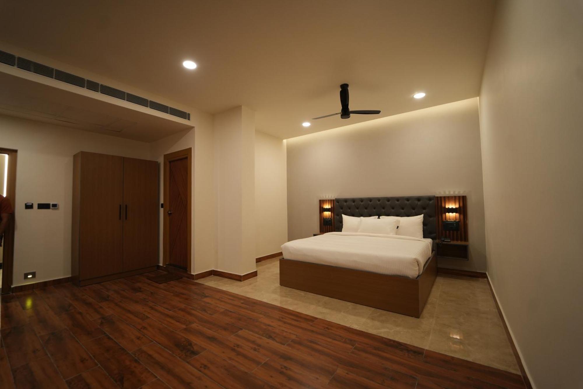 The Continental Inn & Suites Maisur Dış mekan fotoğraf