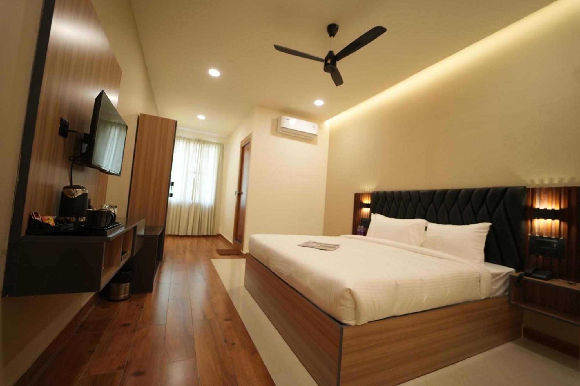 The Continental Inn & Suites Maisur Dış mekan fotoğraf