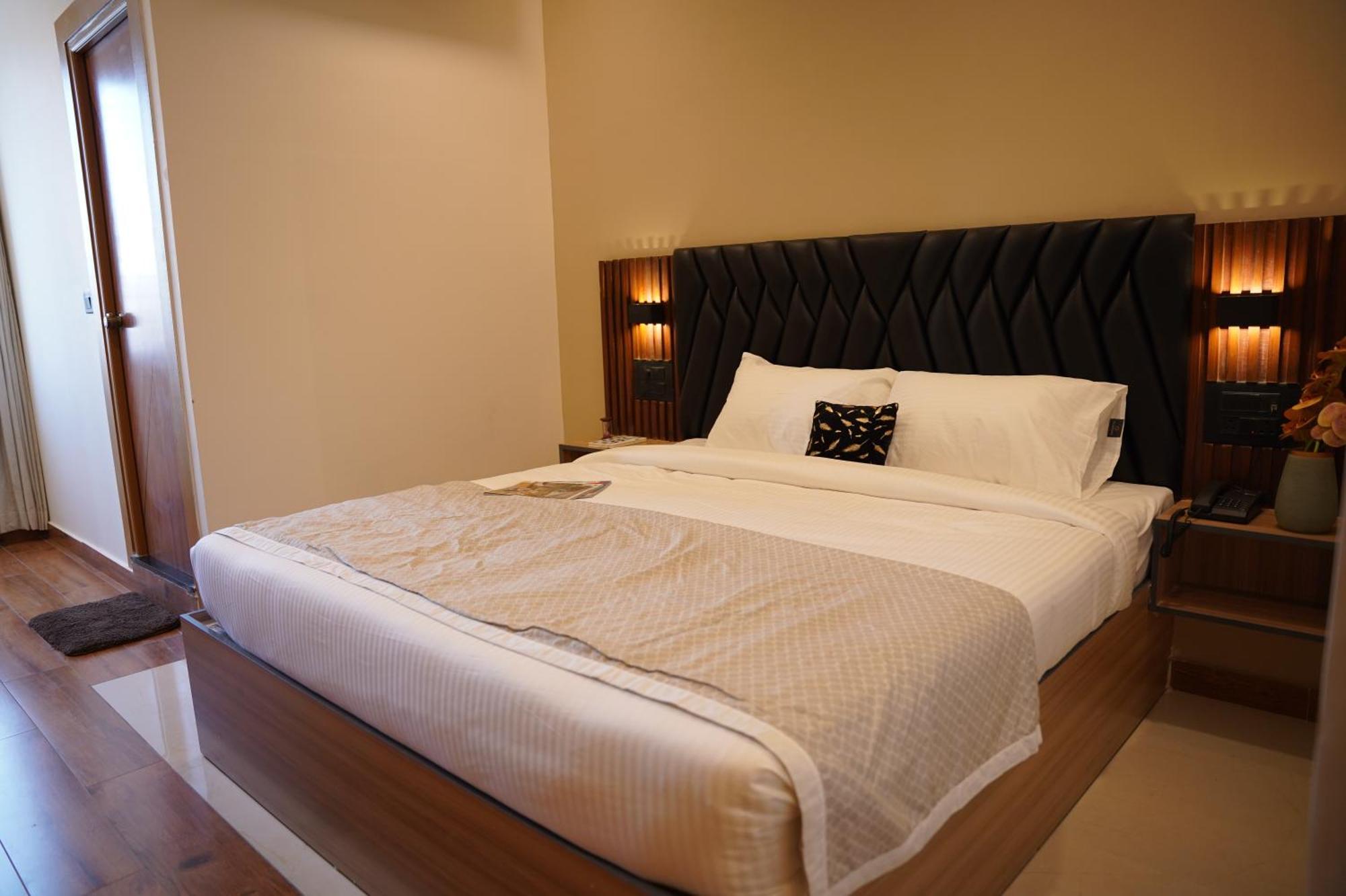 The Continental Inn & Suites Maisur Dış mekan fotoğraf